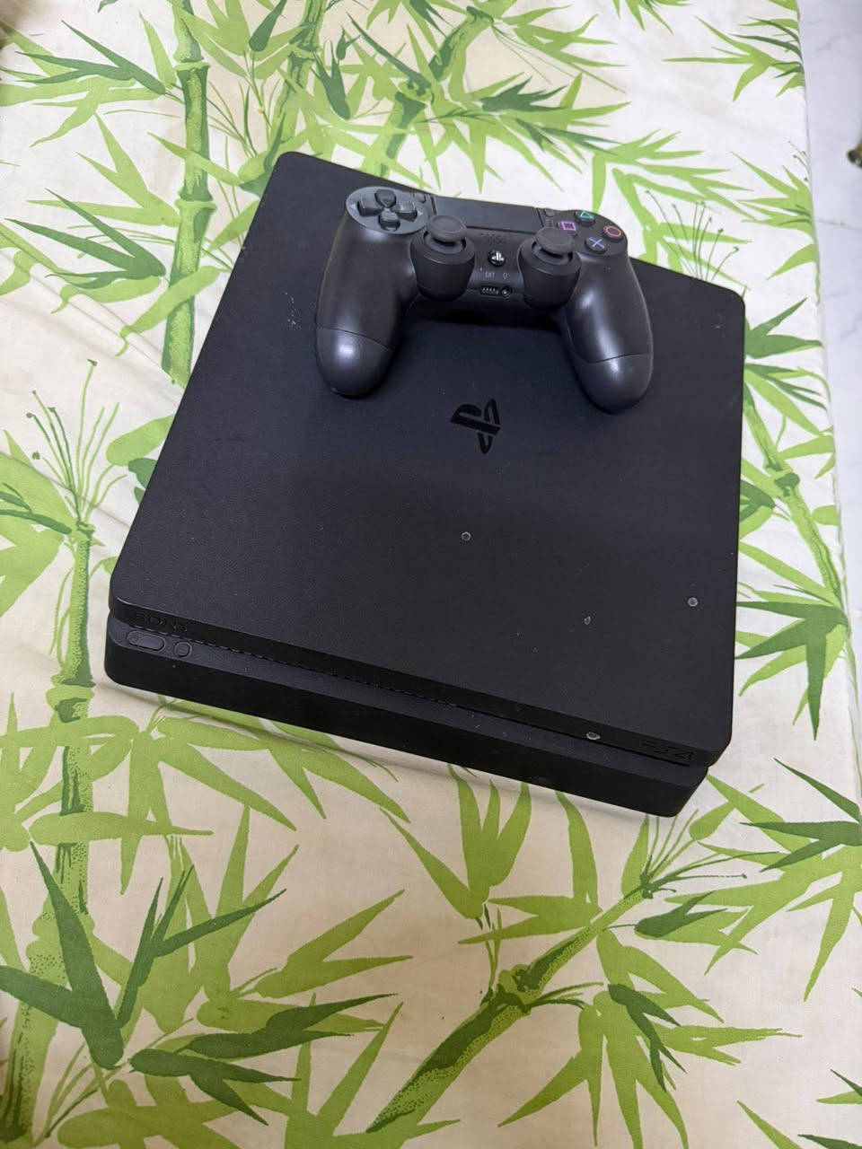 بلي ستيشن 4 مهكر كامل مع يده وحده و UBS للبيع منصب بي god of war..call of duty....ومنصب بي كيم باتو سعره 300 وبي مجال قليل الجهاز استعمال شهر تقريبا لوك ستيكر ما مفتوح ...***********
