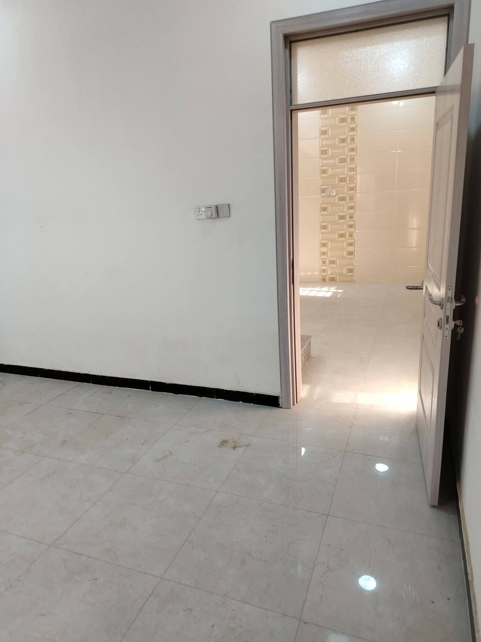 السلام عليكم يوجد لدينا دار للبيع  ركن  مساحه 50 متر واجهه 5ونزال 10 يحتوي على ستقبال +مطبخ +غرف نوم عدد 3+حمامات عدد 2 ألبيت بناء حديث جميع الخدمات موجوده ماء وتبليط وكهرباء نوع الملك طابو زراعي سند 25اقرار محكمه وتنازل شركة عرض الشارع 10 متر ألبيت مدخلين العنوان بغداد الدوره البوعيثه مجمع عدل الأول  الاستفسار اتصل على هاتف *********** /***********
