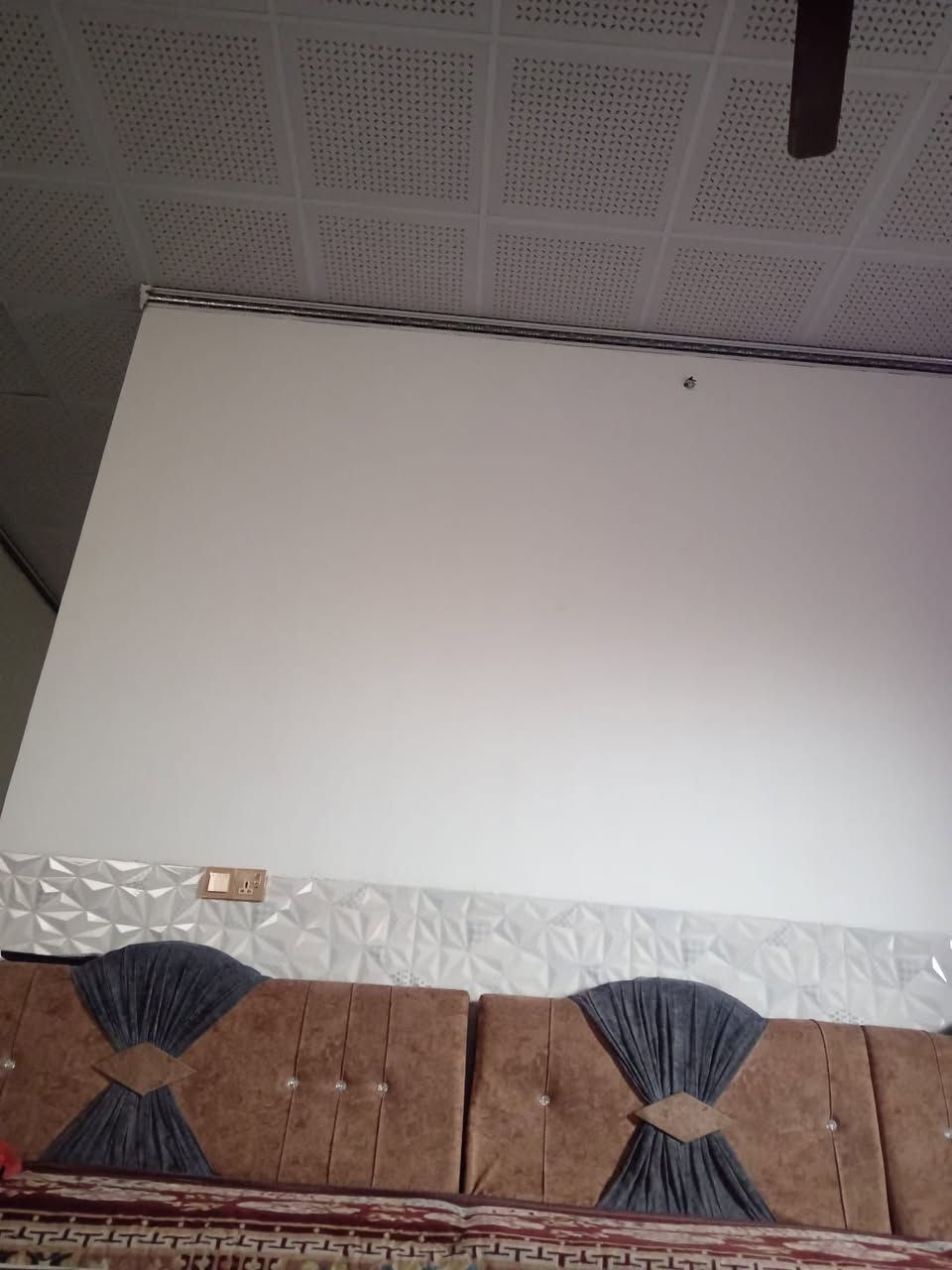 بيت للبيع الموقع العلم روتانا مقابيل قاعه براهيم الجاسم
شارع تبليط عليه موقع راقي خدمات مي كهرباء كامله
بيت كامل بس تجيب غراضك وتسكن البيت بناء حديث مساحه الارض الكليه 600  باقي تفاصيل تصال ع رقم ***********
