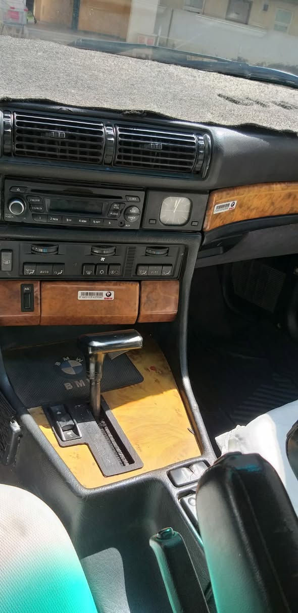 سلام عليكم ورحمة الله وبركاته 
740 اصل موديل 92 سليمانية الدولي بأسمي مكفولة من الضربة صبغ عام للجمالية مكينة كير مكفول 
تبريد صدر مكفول 
السعر 68 وبيهة مجال قليل 
***********
