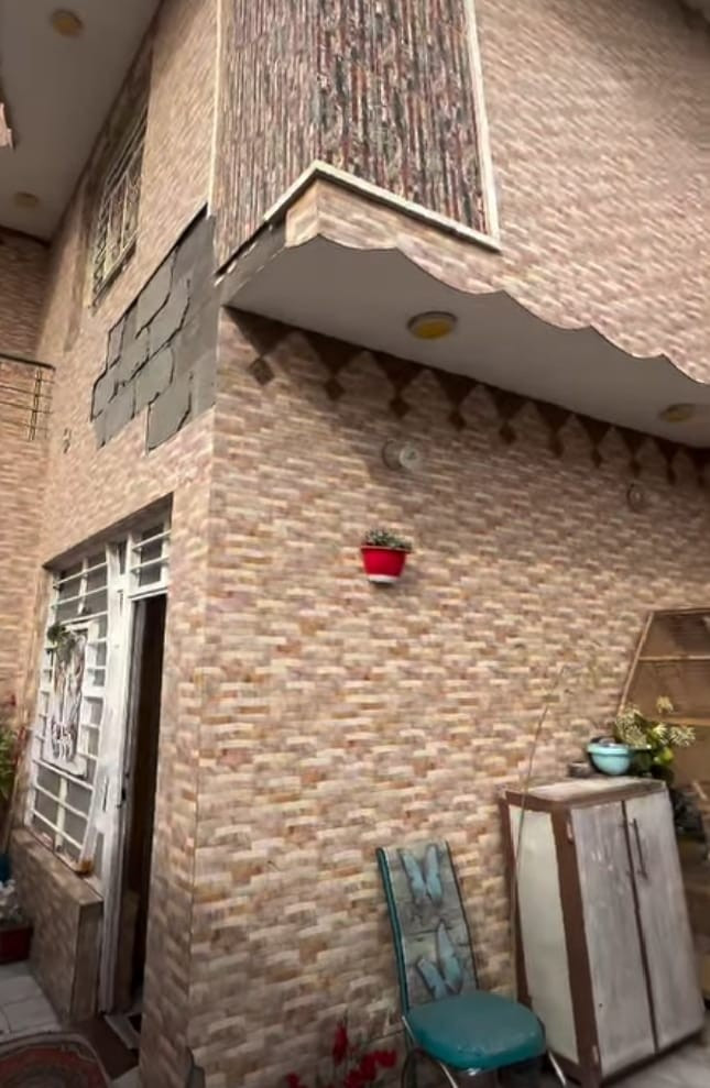 بيت للبيع حي السواق المساحه 200 م ركن شارع 15م خلف شارع الزهور طابقين يحتوي على 6 غرف نوم واستقبال ومطبخ وصاله وصحيات البيت جديد بناء سنة 2018 السعر 700 مليون مع المجال 
***********
حسين الرماحي
