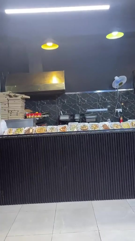 مطعم للبيع او للاستثمار في منطقة حي الخضراء داخل مجمع الخضراء بلازا مجهز كامل للوجبات السريعة شغال (البيع لعدم التفرغ) للاستفسار ***********
