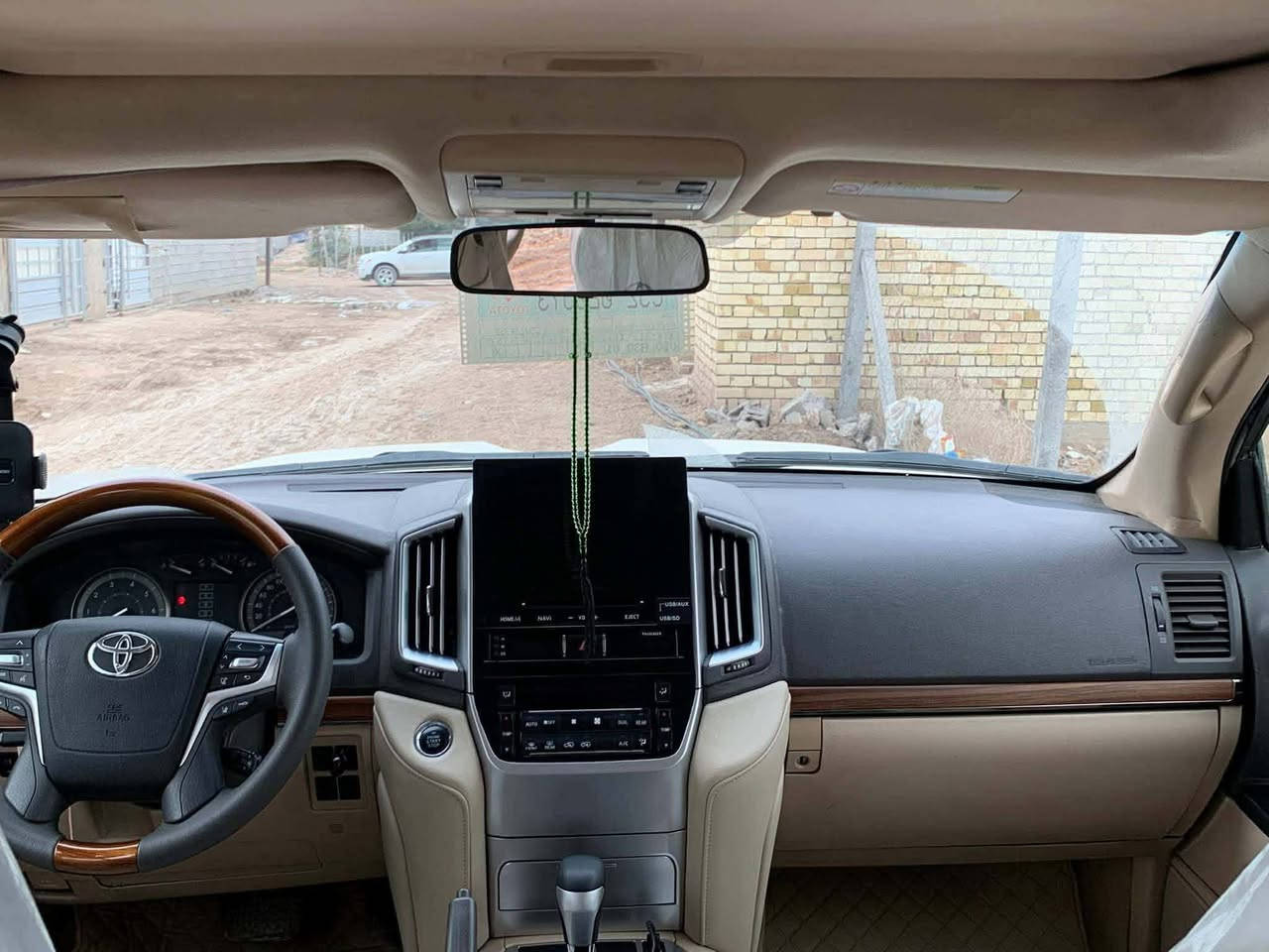 السلام عليكم للبيع لاند كروز مديل 2012محدثة 2021داخل وخارج بل كامل تحديث اصلي ابو الضمان السيارة بريم فول للخير GXR فتحة وكشنات كهرباء كامرات امامي وخلفي وحتة بل قمارة كامرة مري لكزس ابو الد وبيهن كامرات رقم بغداد السيارة مصبوغة حزام اثر تجية بصيطة بارد بل قمارة انكليزي بسمي شخصيا تخم تاير وصدر بسلفون سيارة ترايها 21والله كل نقص ما بيها بصمة 21 مكينة عشركة برغي ما مفتوح بيها شرط تبريد ثلج وتدفئة وسيارة بريم اصل مكانها بغداد وسعر مناسب بنسبة لخواتها وسعر 273اتصل وتدلل سنوية وهزة جديدة تحويل ما يكلف ***********
