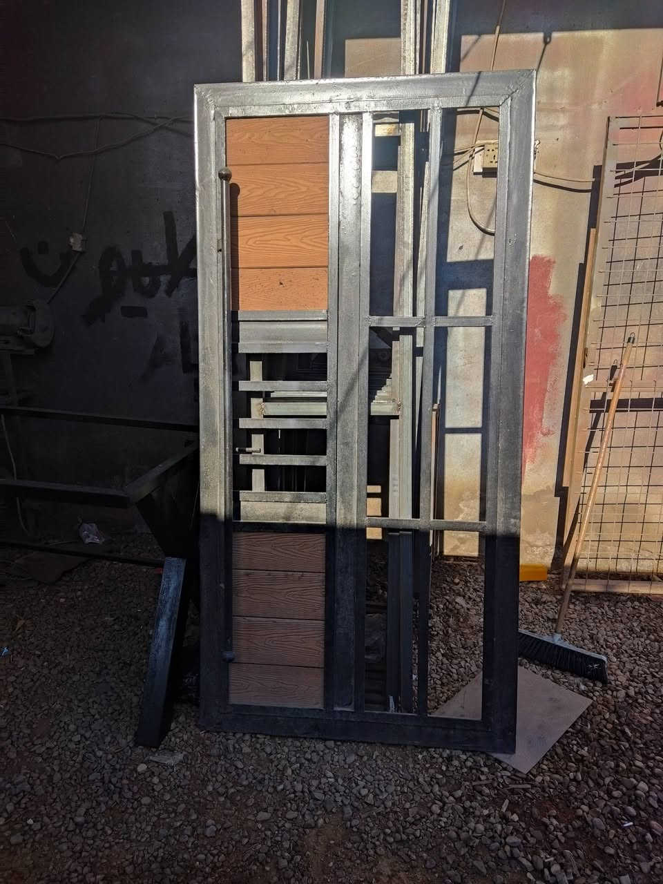 حداد متنقل لباب البيت
رقم الهاتف ***********
