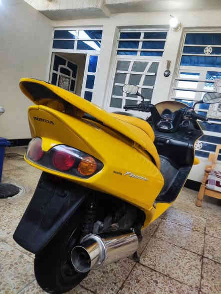 سلام عليكم فورزه 06 امزوده ابلادي بجم  بومه دراجه  رنبه  امزوده ابلادي  بيه وجه بومه و لايتات زنونن
استار نيكل حساس 
كهرباء كلهه شغاله 
ماشيه 18 حقيقي
لون مميز 💛
صرنصا رياضي كلش حلو صوتهه 
اواقه بيهه 
 دراجه كفاله عامه جيب فيتر وفحص 
سعرهه 1200 مكانه بغداد الحسينيه شراي اتصل ***********
