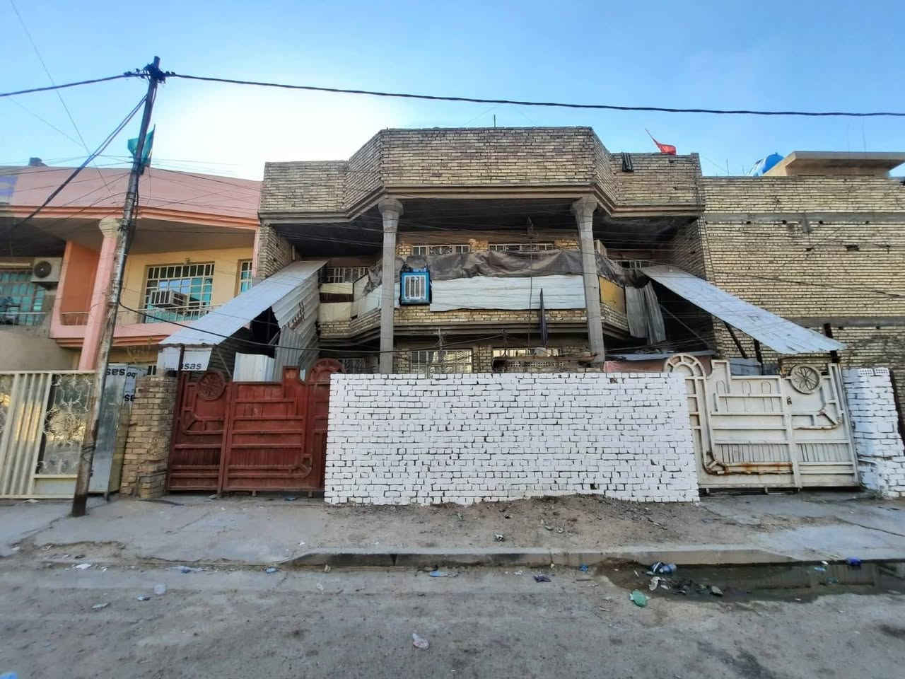 السلام عليكم
مشتملات للبيع المساحة الكليه 250متر الواجه 12ونص والنزال 20متر 

كل مشتمل مساحة 125 متر الواجه 6 وربع ونزال 20متر 
كل مشتمل يحتوي على مدخلين مدخل على المطبخ ومدخل على الاستقبال. حولي وغرفة نوم وخدمات. 
الطابق الثاني ثلاث غرف نوم وخدمات وبيتونه وسطح تحت الاشتايكر فلين عازل للحراره يعني الطابق الثاني بارد بالصيف المشتملات يحتاج كاشي الطابق الارضي والواجه وباقي المشتملات كامل 
الاستفسار الاتصال على الرقم صاحب العقار 
أبو سجاد 
***********
***********

العنوان. بغداد.السيديه قرب تقاطع درويش
                 (منطقة 100دار)
