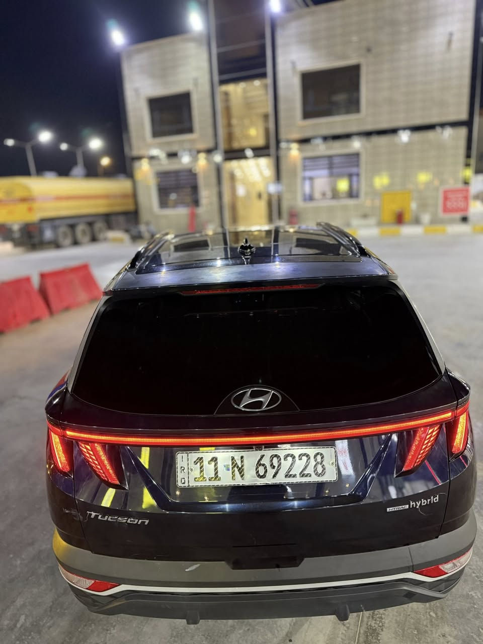 سلام عليكم للبيع مستعجل توسان هايبرد 2022 بيه قطعتين باب وجاملغ والباقي كله كفاله رقم إنكليزي بغداد تحويل ثاني يوم سياره فول مواصفات من فتحت سقف من تحكمات من بنوراما هيه فول 1/1 وسياره جاهزه من تخم تاير جديد  سعره 190$ وبيه مجال حك جيه رقم الهاتف ***********
