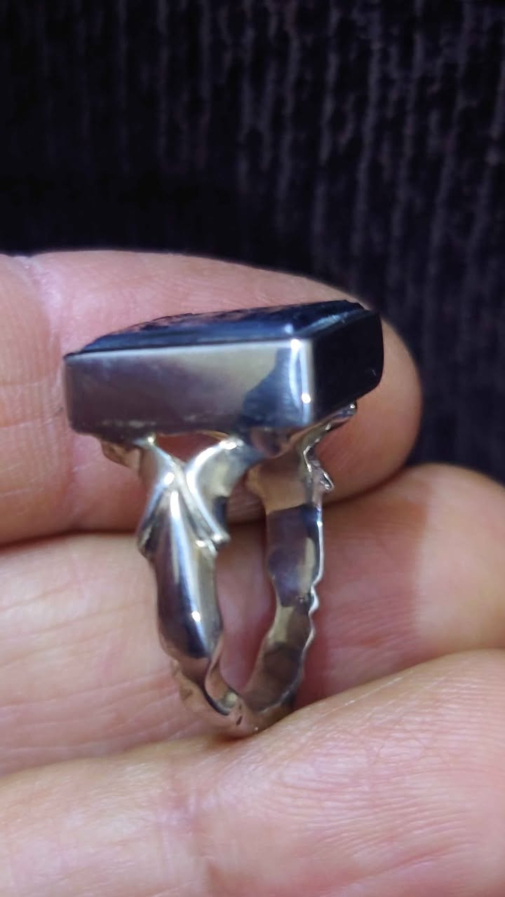 عقيق يماني طبيعي صياغة يدوي خط يدوي قياس خنصر السعر 45الف العنوان بغداد زعفرانية فضه 925الهاتف *********** بغداد, العراق
