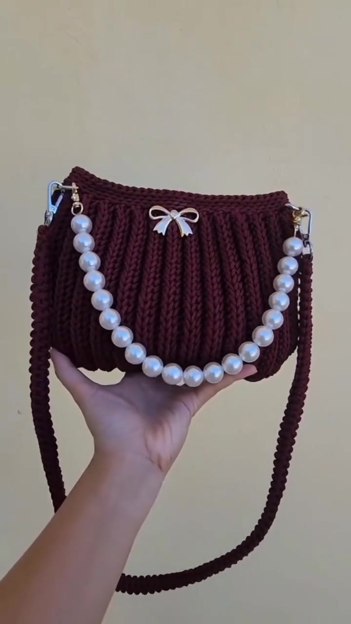 شنطة كروشيه بلون برغندي فاخر، بتصميم أنيق ولمسة مميزة من اللؤلؤ تضيف إليها رقيًا وجاذبية. قطعة تجمع بين البساطة والفخامة لتكمل إطلالتك في مختلف المناسبات. 🤍👜 #حقيبة


**إذا كنت صاحب هذا الإعلان وتريد حذفه لأي سبب، رجاءا أرسل رسالة إلى الدعم الفني**