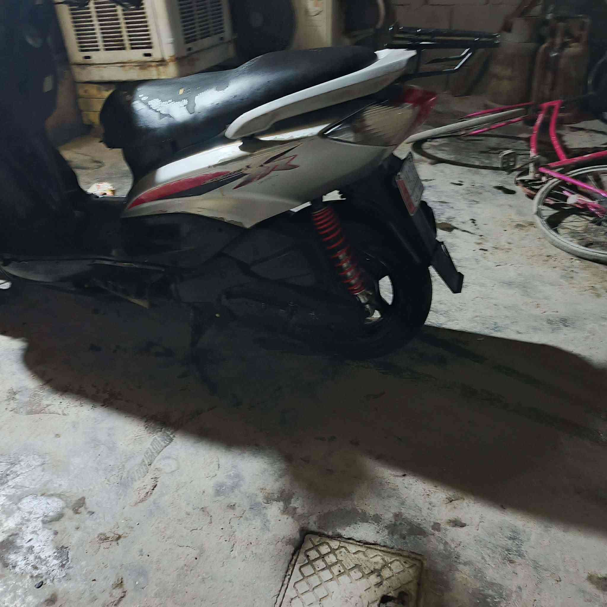 دراجه سكنس نثيه كفراتها ختم واحد مكينه تعال وشوف السعر ٢٥٠ وبيها مجال الاتصال على الرقم ***********
