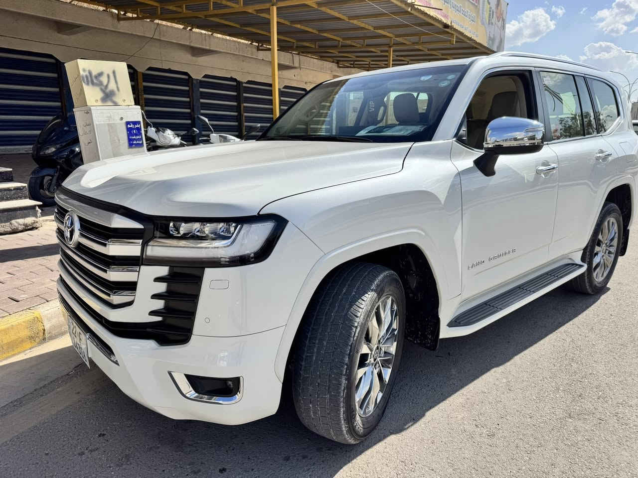 السلام عليكم ورحمة الله للبيع تيوتا لاندكروزر 2023 خليجي كفاله عامه اخت الزيرو ماشيه 38 الف تخم تاير مال الشركه محرك 4000 تنفس طبيعي شركه ساز باب اول فول لمتد VX بعدها بضمان الشركه رقم اربيل تحويل مباشر 
سعرها 675 وبيها مجال قليل الشراي يتصل مكانها بالرمادي مواصفات VX معروفه ***********
