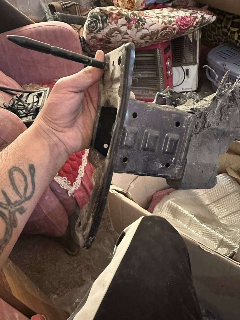 السلام عليكم غراض سونتا ٢٠٢٤ شيالات مال قبق جنطه واحد بجيس وكاله وثاني مستعمل وبراكيتات حديد خلفي وكامره كوريه اصليه كامله وضفيره حساسات
***********
