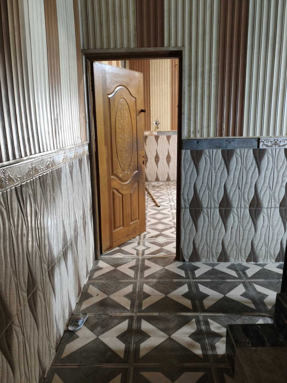 بيت في الجمهورية  للايجار قرب شارع المكاتب 
طابقين يحتوي على 3 غرف + صالة + استقبال 
***********
