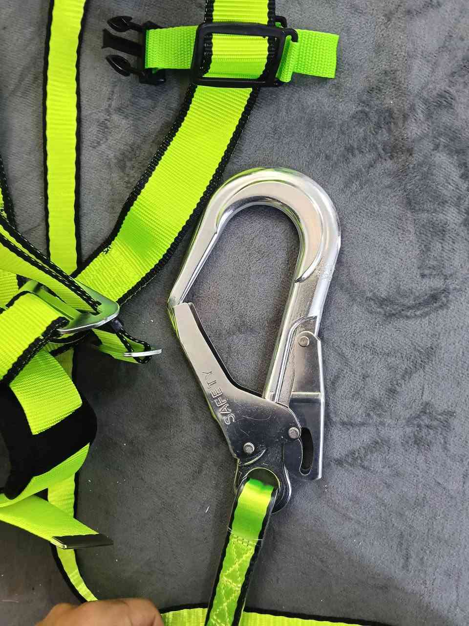 معدات تسلق الجبال الجديدة متاحة الآن! 🧗‍♂️ حزام الأمان هذا متين ومريح، ومثالي لمغامراتك القادمة. مين متحمس للتسلق؟ ⛰️✨ ***********
