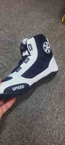 السلام عليكم اخوتي من رخصة صاحب الكروب
يتوفر عندي هذا حذاء دراجة نارية من طراز "Speed"، مصنوع من جلد الألياف الدقيقة والـ PVC والـ PU والمطاط والقماش الشبكي، ويتميز بنظام ربط S-lock/SLS سريع وآمن. 
قياسه ٤٣
السعر ٣٥ مع التوصيل
*********** واتساب
