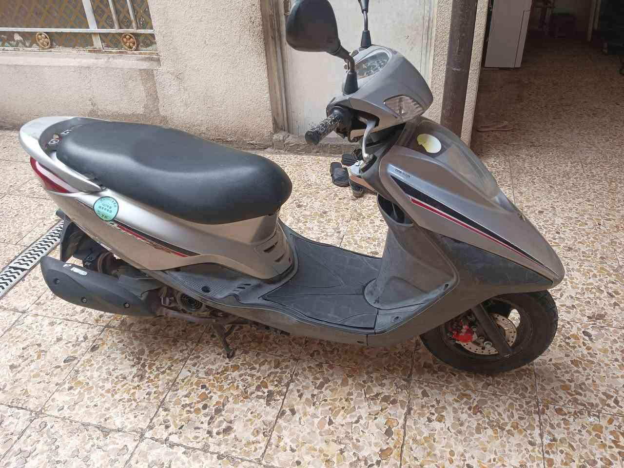 السلام عليكم
دراجه ابريز كابريتر 
فحل دسك رمبه لوك
جديده لون رصاصي 
مكفولة كفاله عامه ختم واحد ماشيه 39 المكان بغداد ***********
