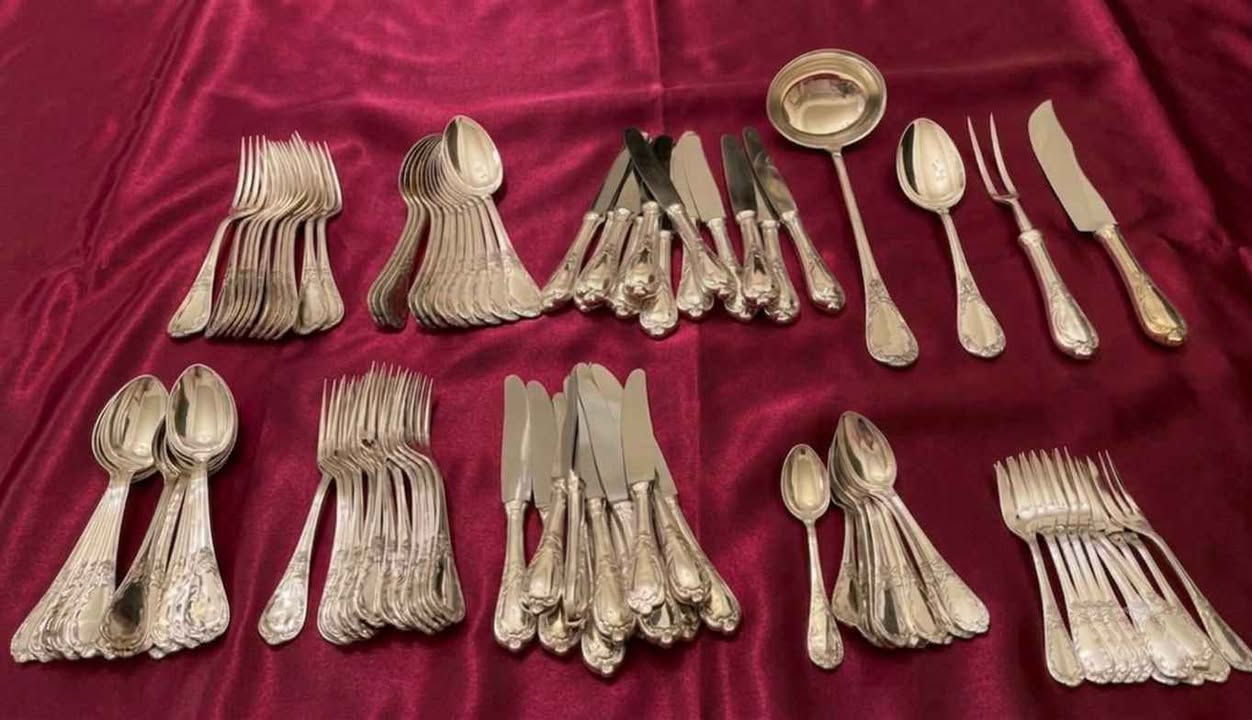 طقم معالق الباكا مارلى CFH المانى بالعلبه القطيفه 
مختوم على كل القطع 
MADE IN GERMANY 
100 قطعه جديده تماما بحالة الزيرو 
يخدم 12 فرد 
* 12 معلقه كبيره 
* ⁠12 شوكه كبيره 
* ⁠12 سكينه كبيره 
* ⁠12 معلقه وسط 
* ⁠12 شوكه وسط
* ⁠12 سكينه وسط
* ⁠12 معلقه شاي 
* ⁠12 شوكة جاتوه 
* ⁠4   قطعة توزيع الاسكندرية, مصر


**إذا كنت صاحب هذا الإعلان وتريد حذفه لأي سبب، رجاءا أرسل رسالة إلى الدعم الفني**