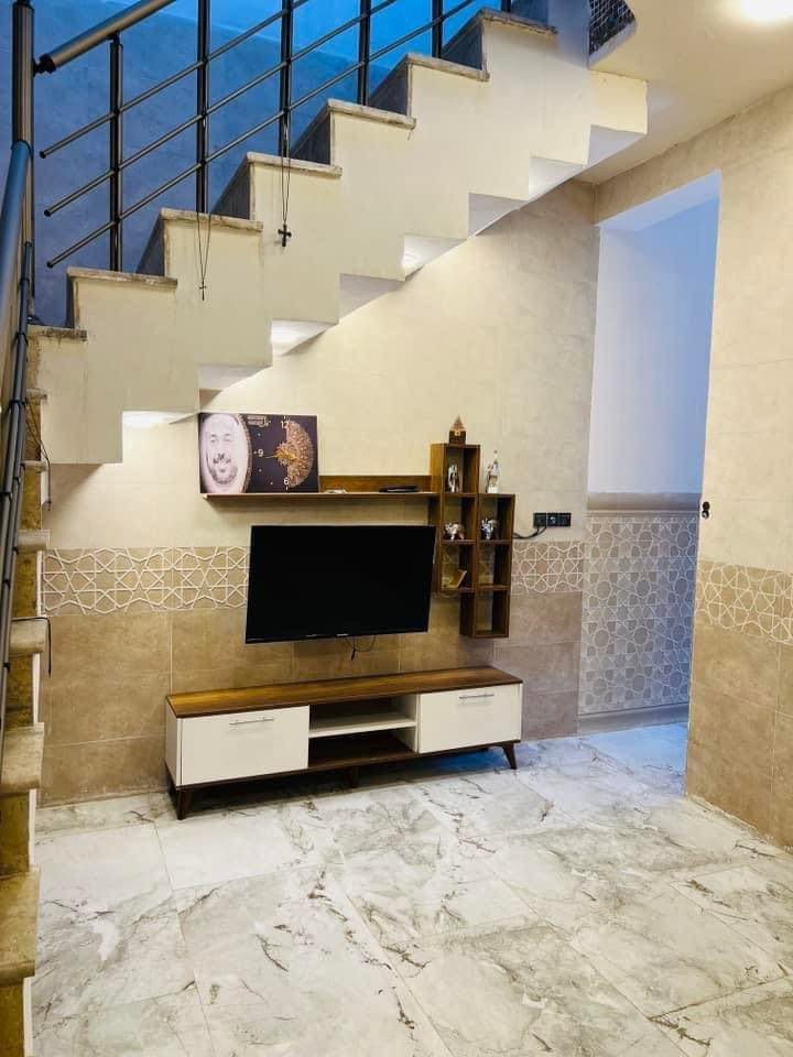 سلام عليكم يوجدلدينا دار للبيع في حي الامام قرب شارع سنتر الأسعار بناءً حديث
المساحة ١٠٠ متر طابوصرف 

المحتويات طابقين٣غرف نوم صالة هول مطبخ صحيات بناءً حديث ٢٠٢٤ 

السعر ٢٤٠ مليون 

الاستفسار عل الرقم ***********

مكتب عقارات 🏡 الزيتون 

العنوان المكتب الزيتون شارع60 مدخل حي الحسين الكرامة الشارع مقابل مدينة حمورابي السياحية مقابل ستوديو مصور دبي مقابل صيدلية نارنج
