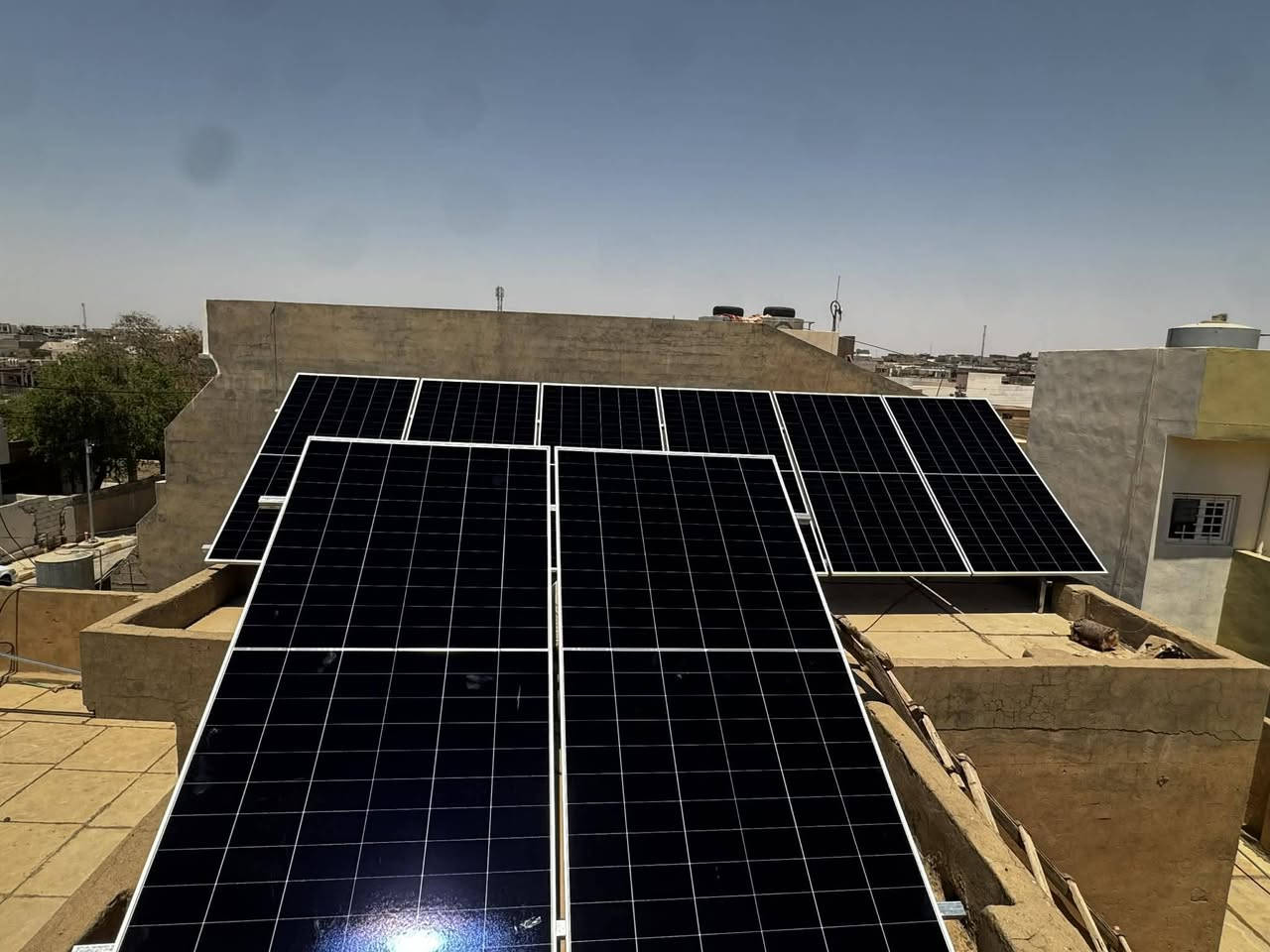 منظومة 10 أمبير ليلي 16 نهاري… تنسيك مشاكل الكهرباء وحر الصيف. ☀️⚡

إذا تبحث عن راحة حقيقية وكهرباء مستقرة، فهالمنظومة مصممة حتى توفرلك تشغيل مريح وأداء يعتمد عليه بمكونات عالمية مختارة بعناية.

🔹 انفيرتر Deye بقدرة 6kw
✔️ معيار حماية IP65
✔️ ضمان 5 سنوات استبدال

🔹 بطارية شيساج  بقدرة 10kWh
✔️ أداء مستقر وعمر تشغيلي طويل
✔️ ضمان 5 سنوات استبدال

🔹 8 ألواح لونجي X 10 بقدرة 650 واط
✔️ أداء ممتاز بالحرارة العالية
✔️ إنتاجية أعلى وكفاءة متقدمة
✔️ ضمان 20سنة استبدال

، تنصيب هندسي احترافي يضمن أعلى إنتاجية وأعلى درجات الأمان حتى تبقى مرتاح البال لسنوات.

الشرق  للطاقة المتجددة… كهربائك ما ترمش لحظة. ⚡

📞 ***********
📞 ***********
📞 *********** 

📍 ديالــى _جلولاء
