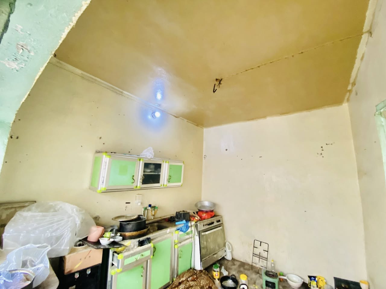 السلام عليكم
دار 200 متر تجاري للبيع الاساس صب بناء طابوك سقف صب يحتوي على غرفتين او صاله او مطبخ واستقبال او صحيات  ويحتوي  على ثلاث محلات تجاريه
ملاحظه /الدار مع المحلات ماجرات 600الف شهريا 

السعر (87)مليون او بي مجال
 العنوان: النجف الاشرف / كوفه /شار ع المطار القديم /قرب مكتب المهندس 

للاستفسار مكتب المهندس 
***********
***********
