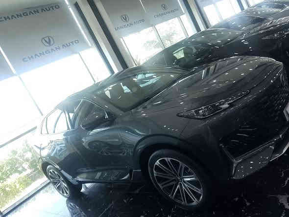 يونيكي" تشير عادة إلى طرازات Changan UNI-K أو Lynk & Co 01/001 (التي تختلف حسب السوق)، وكلاهما سيارات دفع رباعي مدمجة إلى متوسطة الحجم تركز على التصميم الجريء والتكنولوجيا المتقدمة. 
شانجان UNI-K 
تتميز شانجان UNI-K بتصميمها المستقبلي ومقصورتها الداخلية الفاخرة، وتوفر أداءً قوياً. 
المحرك والأداء:
تتوفر عادة بمحرك بنزين تيربو سعة 2.0 لتر 4 أسطوانات يولد قوة تصل إلى 229 حصاناً وعزم دوران 390 نيوتن متر، متصل بناقل حركة أوتوماتيكي من 8 سرعات.
يأتي بنظام دفع أمامي أو دفع رباعي (AWD) حسب الفئة.
التصميم والتكنولوجيا:
تصميم خارجي جريء بمصابيح LED رفيعة ومقابض أبواب مخفية.
مقصورة داخلية متطورة بشاشات ذكية كبيرة، بما في ذلك شاشة عدادات رقمية وشاشة ترفيه مركزية.
المميزات:
توفر مجموعة شاملة من أنظمة مساعدة السائق المتقدمة (ADAS)، مثل مثبت السرعة التكيفي والمساعدة في الحفاظ على المسار.
تصميم داخلي واسع ومريح مع مقاعد جلدية فاخرة وفتحة سقف بانورامية. 
لينك آند كو 01 
تُعرف Lynk & Co 01 بكونها سيارة دفع رباعي هجينة (PHEV) أو بمحرك بنزين تقليدي، مبنية على منصة مشتركة مع فولفو XC40. 
المحرك والأداء:
طراز الـ PHEV يجمع بين محرك بنزين توربو سعة 1.5 لتر ومحرك كهربائي، بقوة مجمعة تبلغ 276 حصاناً.
تتوفر أيضاً بمحرك بنزين 2.0 لتر بقوة حوالي 218 حصاناً.
ناقل حركة مزدوج القابض (DCT) بـ 7 أو 8 سرعات.
التصميم والتكنولوجيا:
تصميم عصري ومميز بمصابيح أمامية مقسمة.
تجهيزات تقنية عالية تشمل شاشة معلومات ترفيهية سريعة الاستجابة بقياس 15.4 بوصة وخدمة Wi-Fi مدمجة.
المميزات:
حصلت على تقييمات موثوقية ممتازة وتوفر ميزات أمان متقدمة.
نسخة الـ PHEV تتميز بمدى كهربائي يصل إلى 75 كم واستهلاك وقود مجمع منخفض للغاية. 

للاستفسار اتصال ع رقم المبيعات 
*********** 📞☎️
