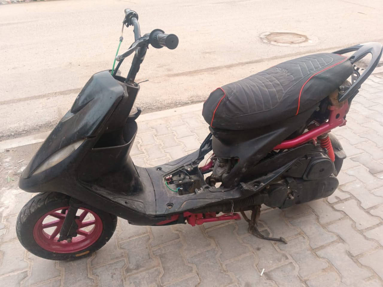 ماكس عدله 
بوشه 49 بلادي مكينه ما مفتوحه 
تشتغل سلف 
هندر ملغي 
شلعه تشك كاع و معدل قوي 
دراجه مكينه جديده ظفيره جديده شاصي مصبوغ حراري 
دراجه بيه نقص باتري و كابريتر تعبان بس تكدر شد هندر اذا ما تريد سلف سعره 400 الف قفل 
مكانه المعقل رقمي ما متواجد ع فيس ***********
