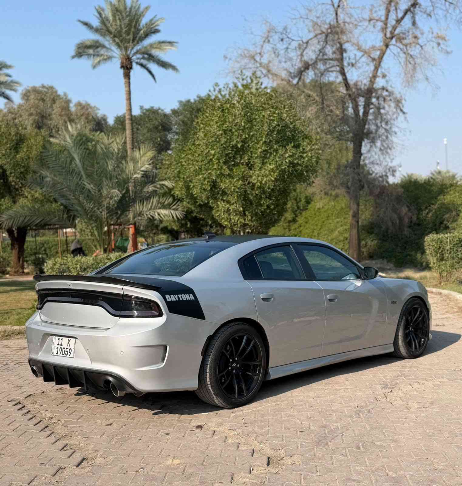 السلام عليكم
جارجر DAYTONA.SRT
موديل : 2023 
ماشية : 10 الف 
المواصفات 
بصمة  
تشغيل عن بعد 
شاشة كاميرا 
تحكم ستيرن جهتين 
كروز سرعة 
شفتات ستيرن 
ذاكرة خزن ميموري 
كشنات تدفئة 
كشنات كهرباء 
كشنات شامو 
ستيرن هيتر 
قطعتين تبريد 
ويل كب كروم 
حساسات امامية + خلفية 
رادارات 
ستيرن كهرباء 
المكينة 8 سلندر 
 6400 
بلوجكتور 
لد امامي 
لايت زنون 
(رقم بغداد الجديد مشروع وطني بأسمي)
الحادث : جاملغ خلفي + صندوك مبدل نفس الون . بدون اي ايرباك 
السعر : 288 وبيها مجال بسيط 
العنوان : بغداد الكاظمية قرب مرور الكاظمية معارض جكوك معرض الرحمن 
للاستفسار 
عبدالرحمن 
 *********** 
 ***********
