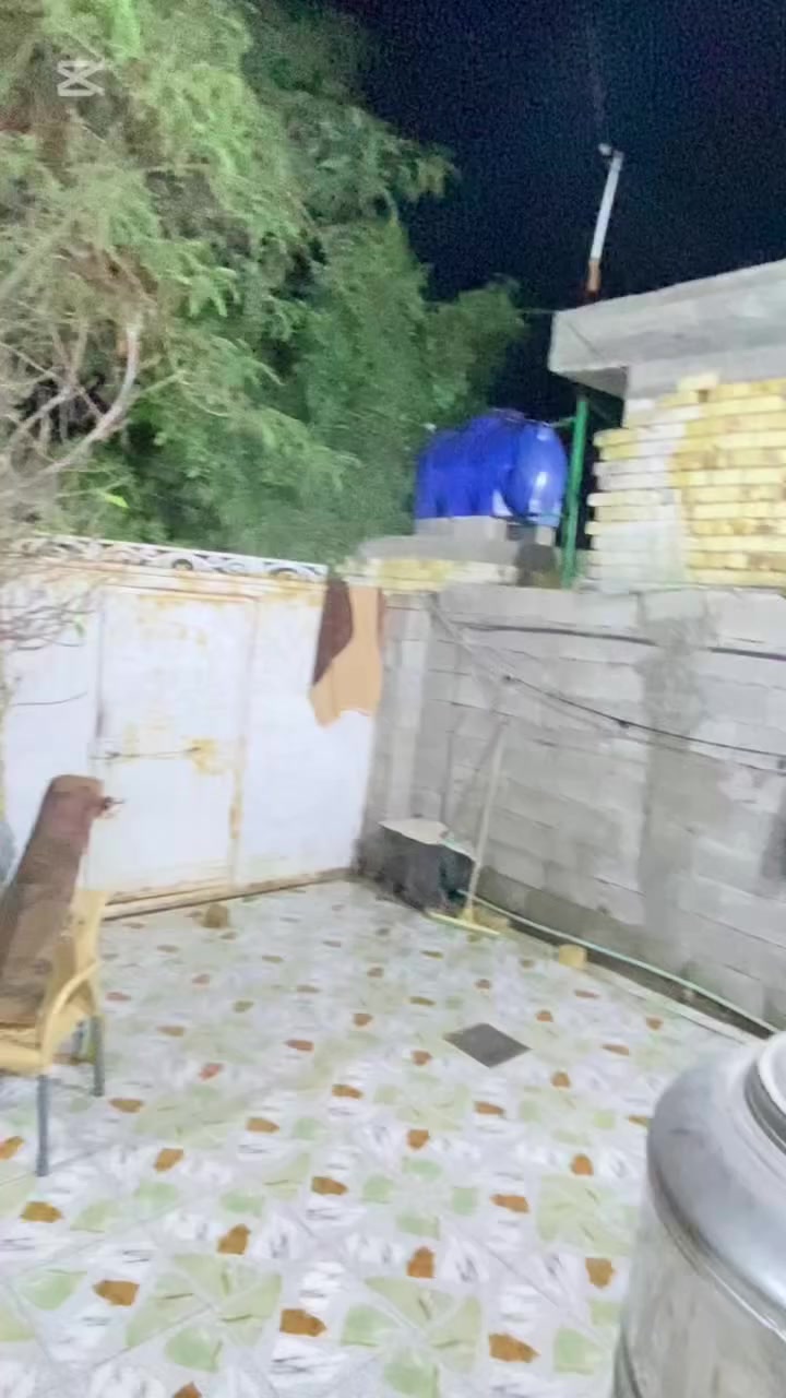 بيت للبيع طابو زراعي مساحه ٢٠٠متر بناء حديث رفت كله شيش يبعد عن الشارع الرئيسي ٤٠متر فقد خلف سيطره الألبان ماقبل شكله حجي محمد قرب محل  غسل حيدر الشمري ***********
