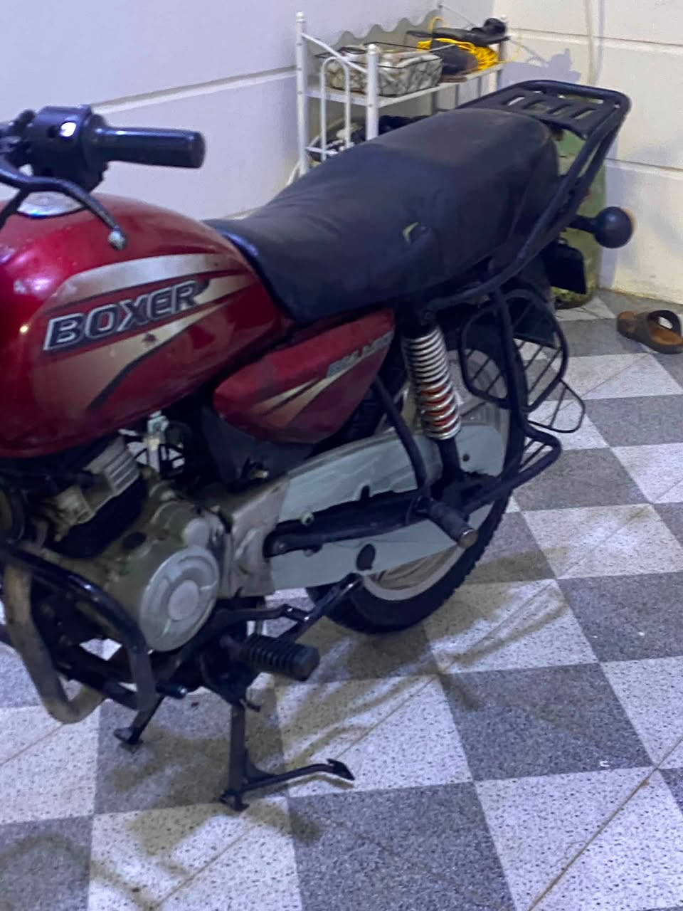 بوكسر 2019 
محرك 150cc مجفت جديد 
دراجه نضيفه مثل ما موضح شرط تآكل لكاع ساعه ومعدل كهربائيات كامله لايت بك اشاير  دراجه حلوه ورزنه نقص سلف فقط
سعر 600 وبيها مجال قليل للشرايه  *********** واتساب

