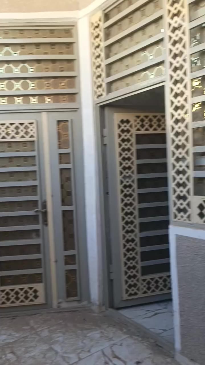 سلام عليكم بيت مجمع الدلة في كربلاء قرب جامعه العميد المساحة ١٢٦ متر المجمع خدمات كامله يتكون غرفتان نوم استقبال و مطبخ و صاله يتكون ٣ صحيات بلوك العتبه شغل درجه أولى البيت جديد ما مسكون  سند ٢٥ قرار محكمه الالسعر 90 مجال***********
