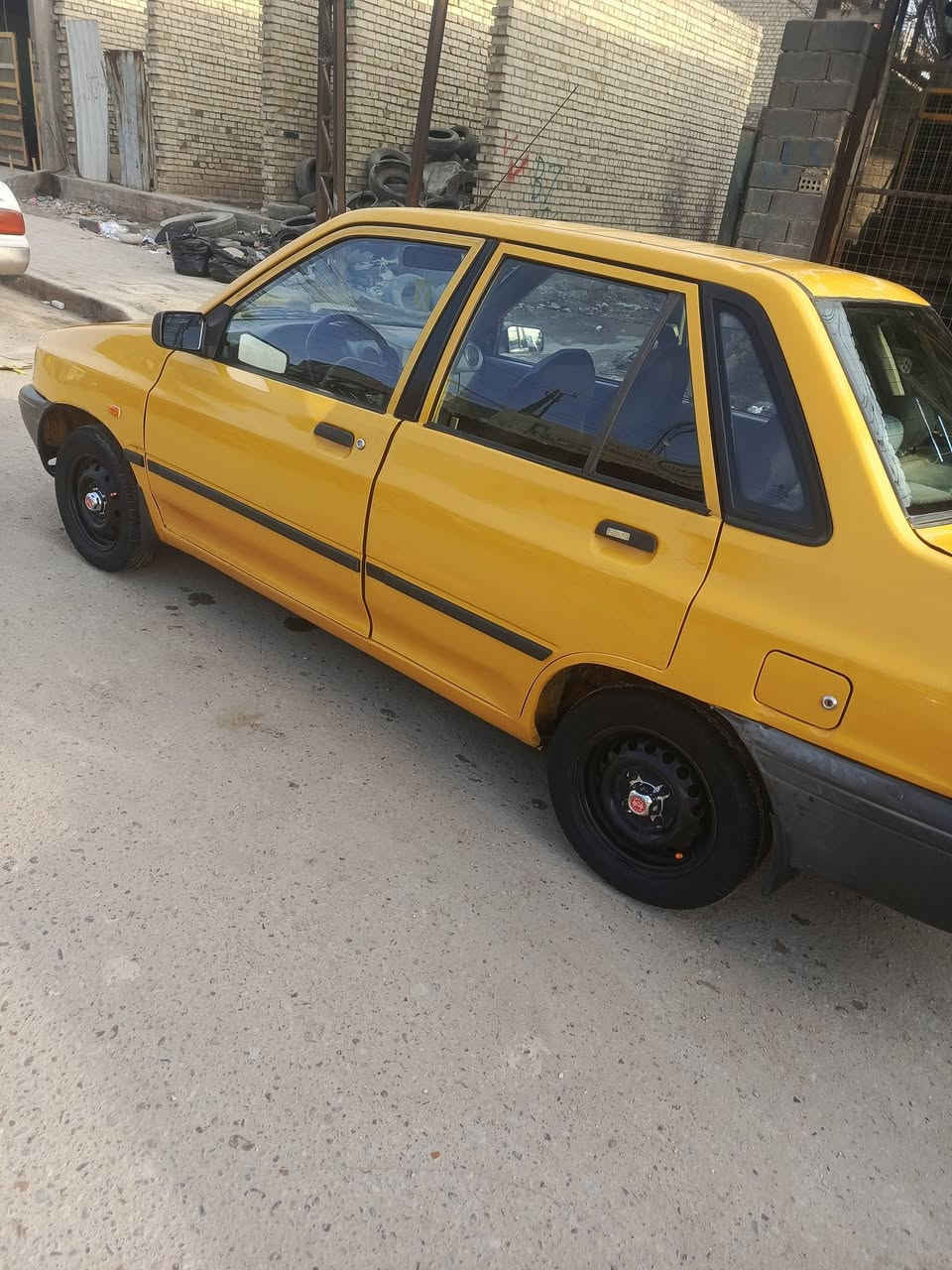 سلام عليكم سايبه 2011نفخ سياره نضيفه خير من الله سنوات ورقام جدد حد اديه تخم تاير كهربائات كلهه شغاله  بيهه بكانات صبغ اثر اخياس فقط بدون اي ضربه تبريد نقص غاز فقط سياره مال شغل مكينه مكفوله كير خير من الله العنوان بغداد المدينه السعر 27الستفسار ***********
