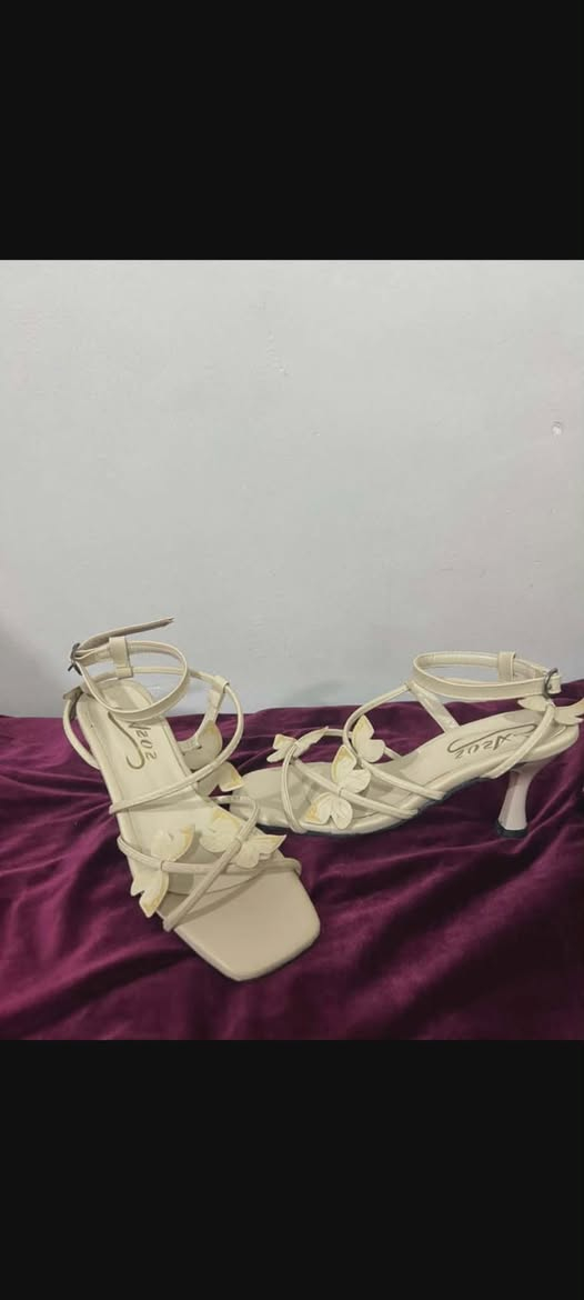 حداء شكل فراشة بهل جمااال انيق ونازك لون بيجي قياس 38السعر بس10


**إذا كنت صاحب هذا الإعلان وتريد حذفه لأي سبب، رجاءا أرسل رسالة إلى الدعم الفني**