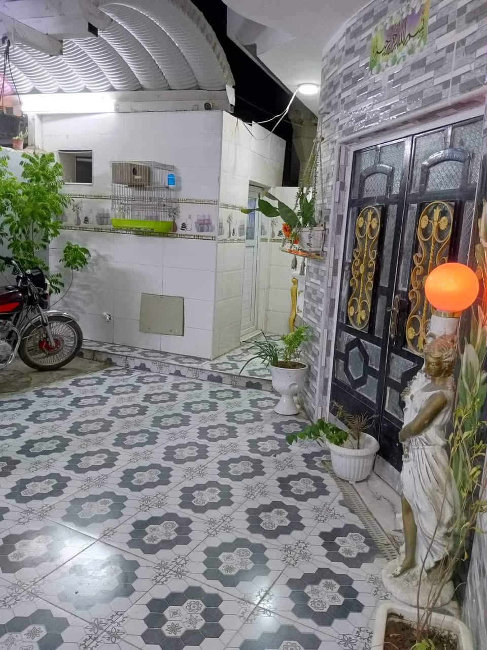 (صلو على محمد وال محمد )دار للبيع مساحة ٢٠٠ طابو زراعي سند ٢٥ صب كونكريت طابقين 4غرف  كاملات  يتكون الطابق الارضي  من غرف نوم وصاله وهول ومطبخ وصحيات داخليه وخارجيه وطارمة كبيره  والطابق الثاني ٣ غرف وهول كبير لبيت حديث و بناء درجة اولى مكان نزلت سعد بيجو بلبدايه واله طريق ثاني من ثيلة  يبعد عن شارع العام  50متر او اقل تدخل سياره للباب قريب ع مدارس وسوك بنص الولايه  للاستفسار اتصال  ***********

