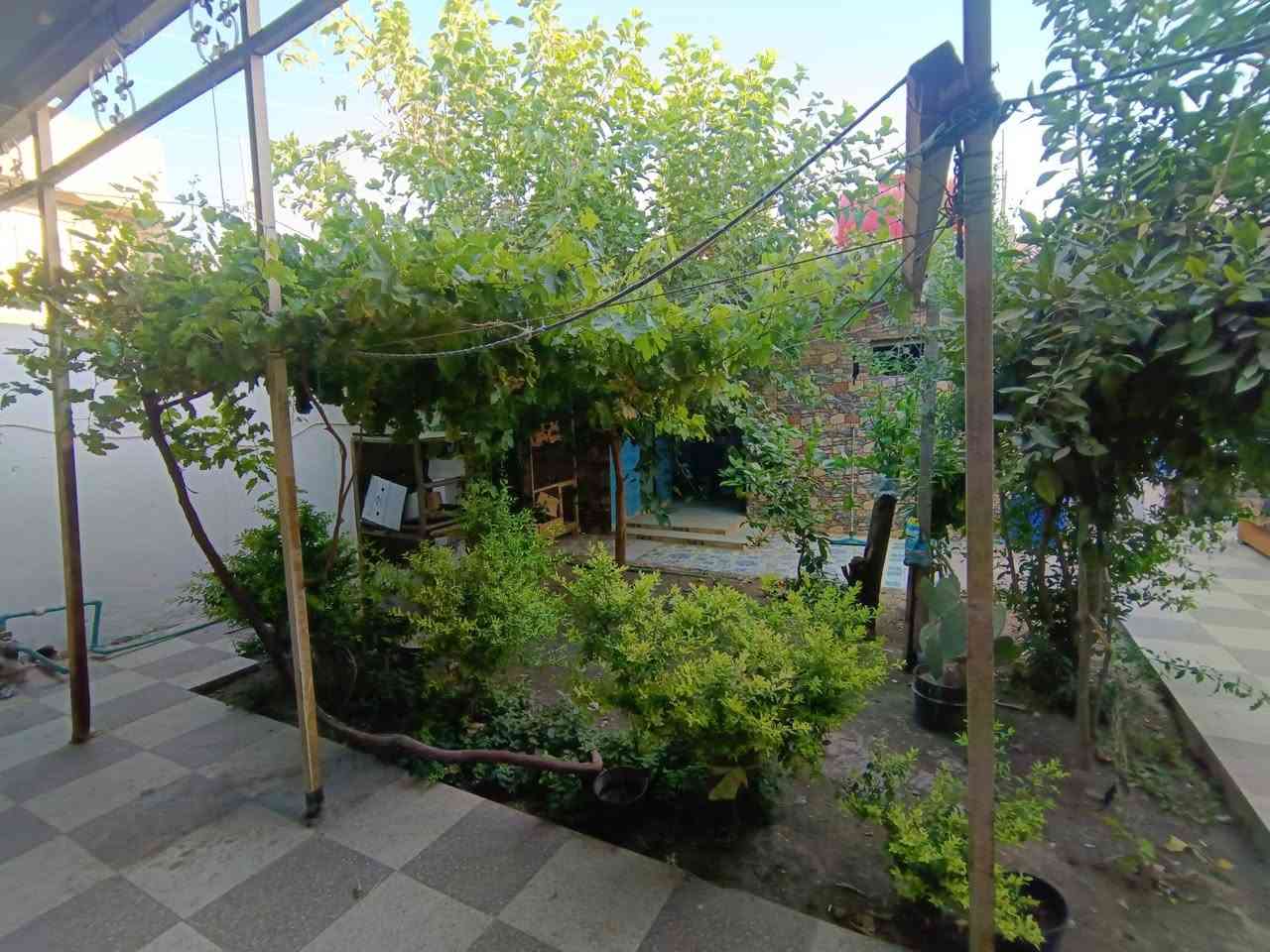 السلام عليكم متاح بيت مساحته 280  متر طابو زراعي  بحي الكرار قرب مول ابونورالبيت يتكون ثلاث غرف نوم وصاله ومطبخ ومام داخلي وحمام خارجي وستقبال  وكليدور بيت جاهز من كلشي كهرباء وماء  ومجاري والشراي يتصل عالرقم ***********
