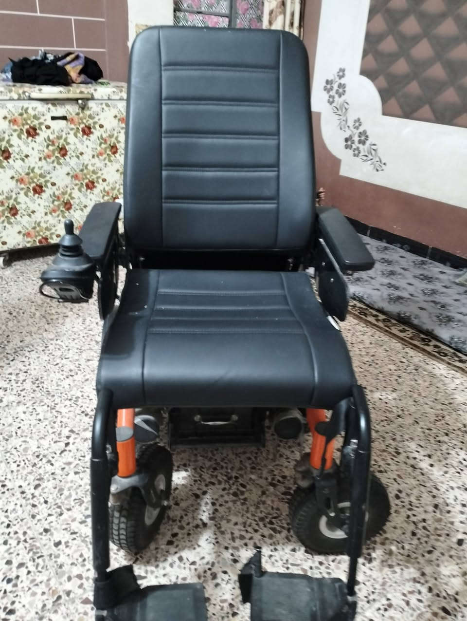 عربانه معوقين للبيع اخت جديد مامستعمله شي قليل  سعر 500 وبيهة مجال ***********

