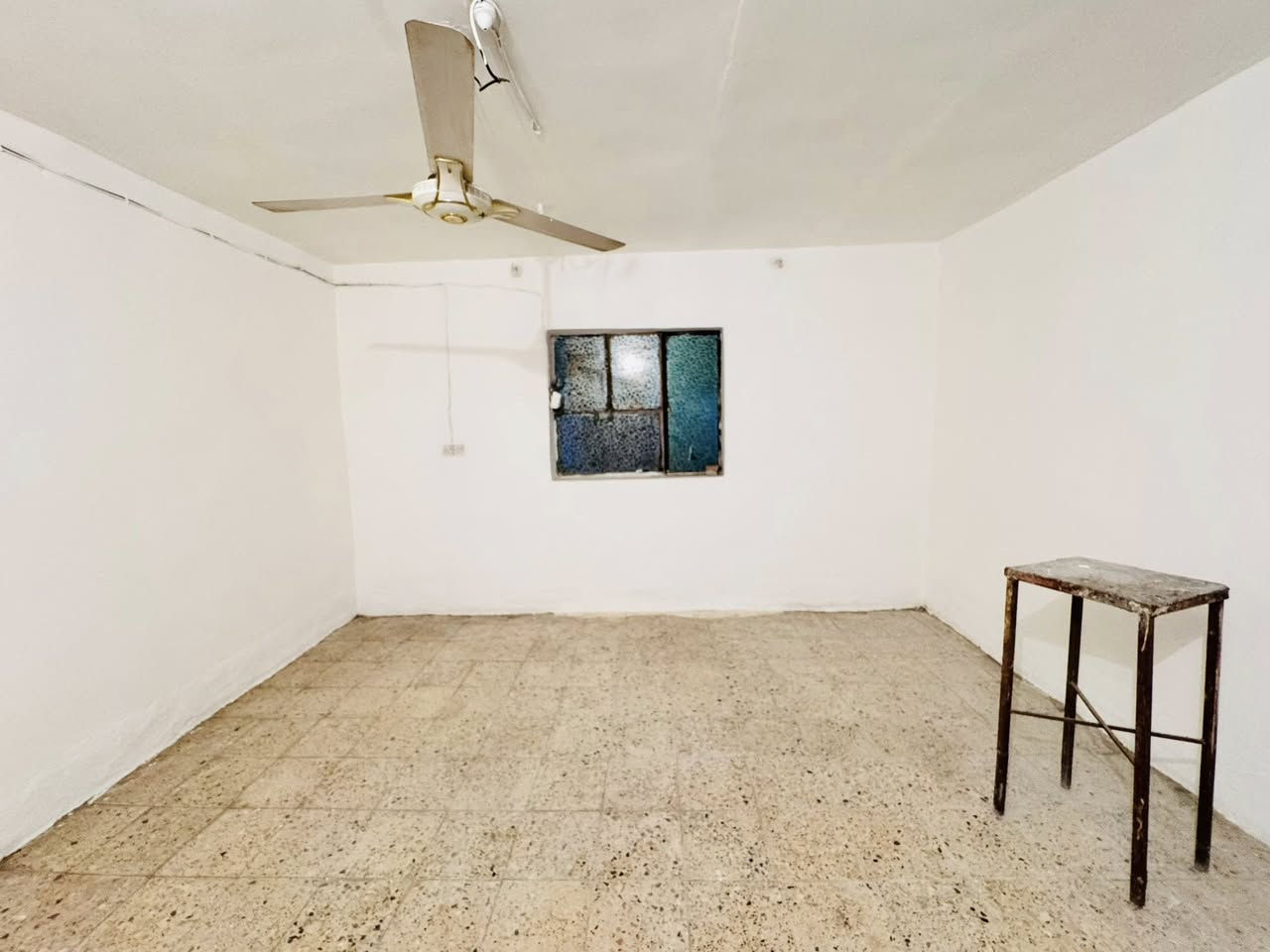 السلام عليكم
للإيجاااار

الاجار 325

شقه تحتوي على غرفتين وهول ومطبخ ومجمع صحي خدمات كامله حله منطقة حي الامير قريبه على شارع نادر العام

***********
