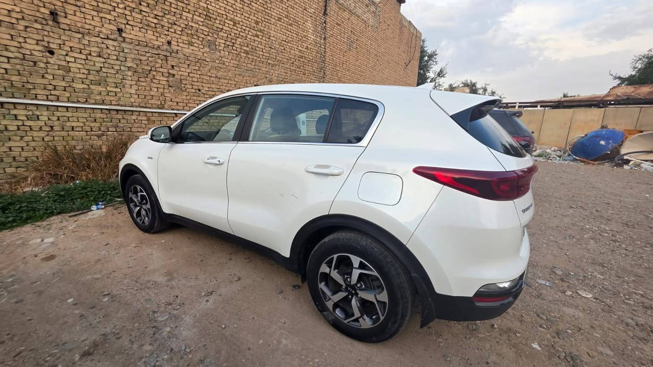 كيا سبورت AWD
 اوتو ويل درايف 
موديل 2021 
رقم اربيل باسمي 
ماشية 92 الف كيلومتر قابل للزيادة 

محرك 2400 GDI 
رادار امامي
تحديد مسار
لايت ليد 
لون ابيض 
باقي المواصفات واضحة بالصور 
السونار مرفق ويه الصور وصور الحادث 

والاهم من الحجي الهواي تجي تجربها وتشوفها شكد ناعمة ونشطة ومتعوب عليها من ناحية الادامة المستمرة وغيرها 

حاليا بيها شخطين بالباب الخلف السايق موضحها بالصور 
والدعامية الخلفية محتاجة صبغ وموضحة بالصور 

غير هذا السيارة ما ناقصها كلشي 

***********
***********

السعر 170 ورقة 
 للاسف ما الحك اتابع التعليقات 
للتواصل الاتصال ع الارقام بيهن واتساب والخط مفتوح بكل وقت 
شكرا
