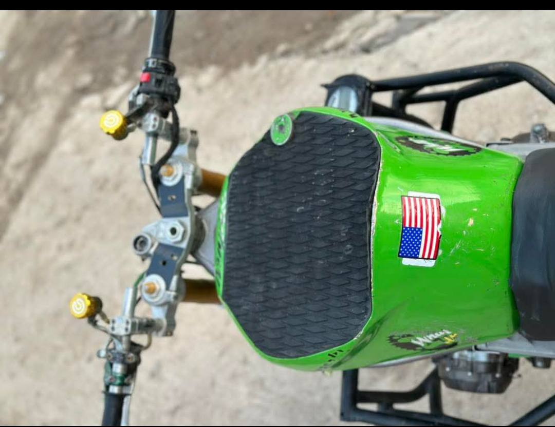 السلام عليكم
بطح كاوسكي 2004
مامفتوحه سبانه ماممدوده عليها 
الدراجه شغاله فأر بيها  يطغ الدراجه شي عله شي كامله بس هذا عيبها كامله من كلشي 
شاصي بواري
عنواني بغداد الشعب 
للأتصال *********** 
السعر 500 ألف قفل لجأ بدون تعامل متواجد واتساب فقط
