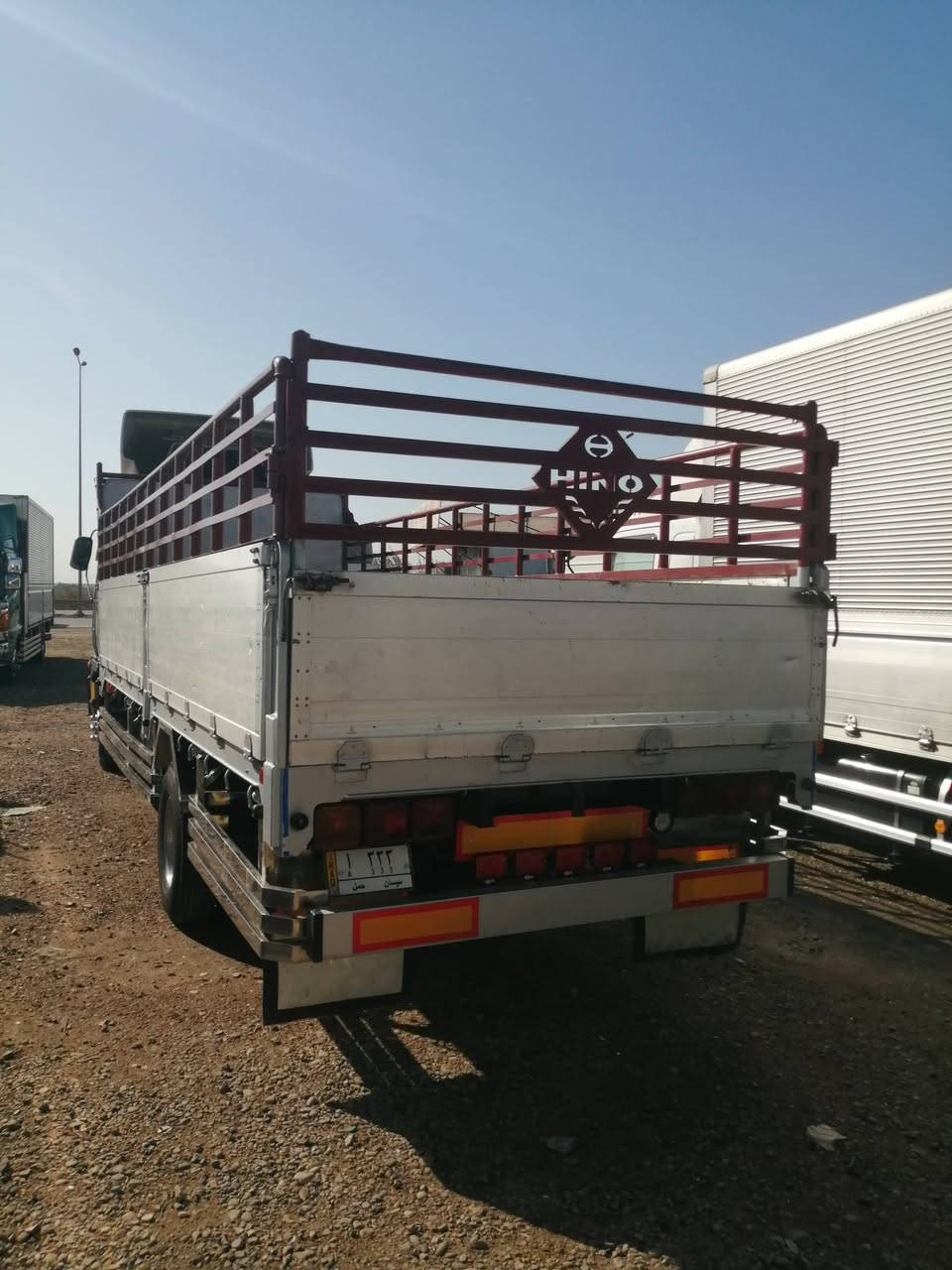 سلام عليكم هينو انكر للبيع موديل 97 اصل تحويل مباشر مكينه 80 عادي خطين مال حاويه جديده طول الشاصي سته وربع بلادي تخم تاير جديد تبريد سبلت السيارة جديده وكفاله عامه العنوان واسط الصويرة ***********
