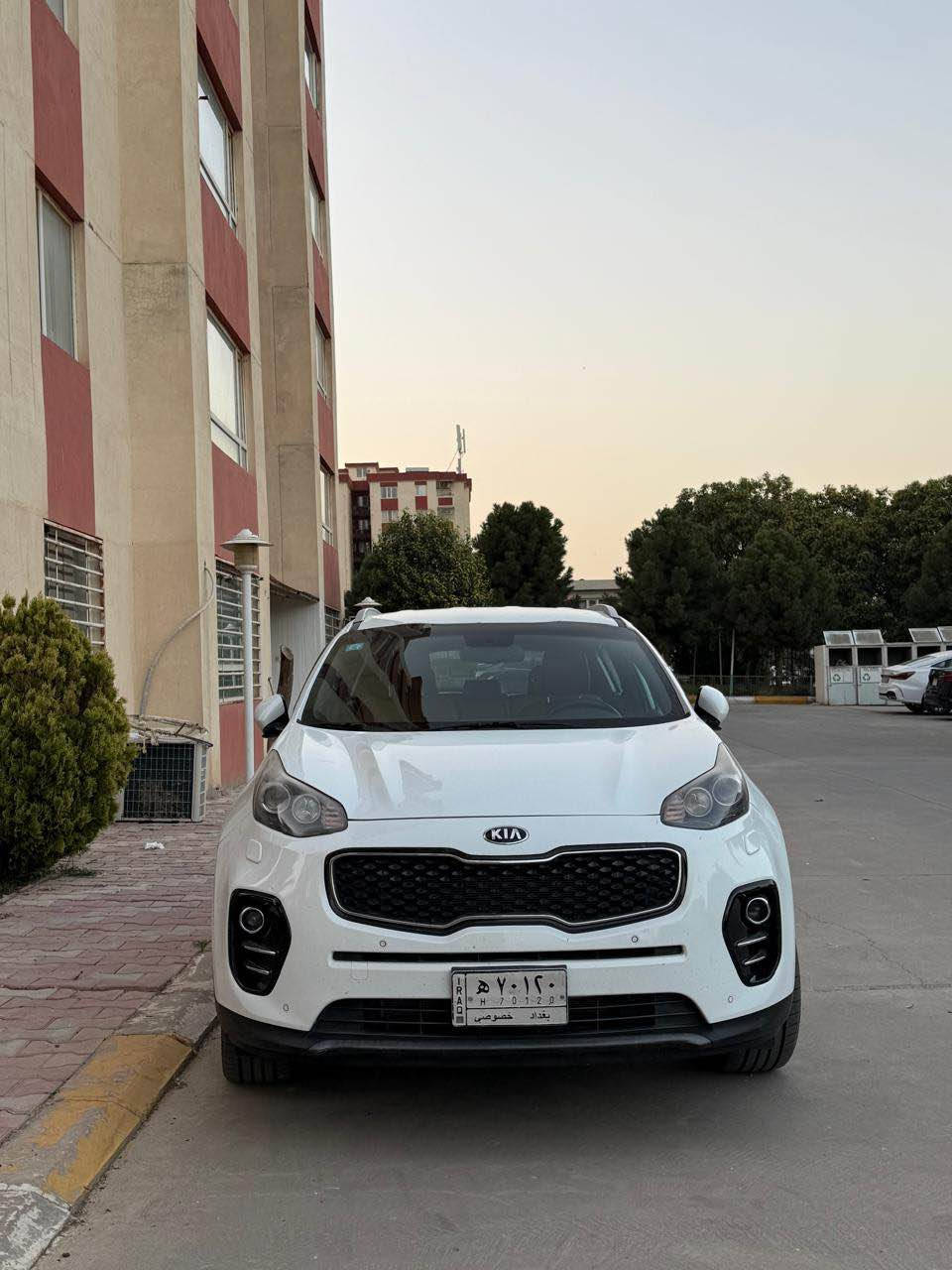 سبورتج للبيع.🔥 خليجي شرط جديده 
موديل  2018.  
عداد المسافه.    100 كم
حساس امامي خلفي 
كامره خلفيه 
مري شفط 
كامره 360 مشدوده بيها
زوج تايرات امامي جدد مبدل 
سياره مال بيت شرط التحويل
مكان السيارة بغداد حي الجهاد او المنصور 
***********
السعر 188 وبيها مجال بسيط بغداد, العراق
