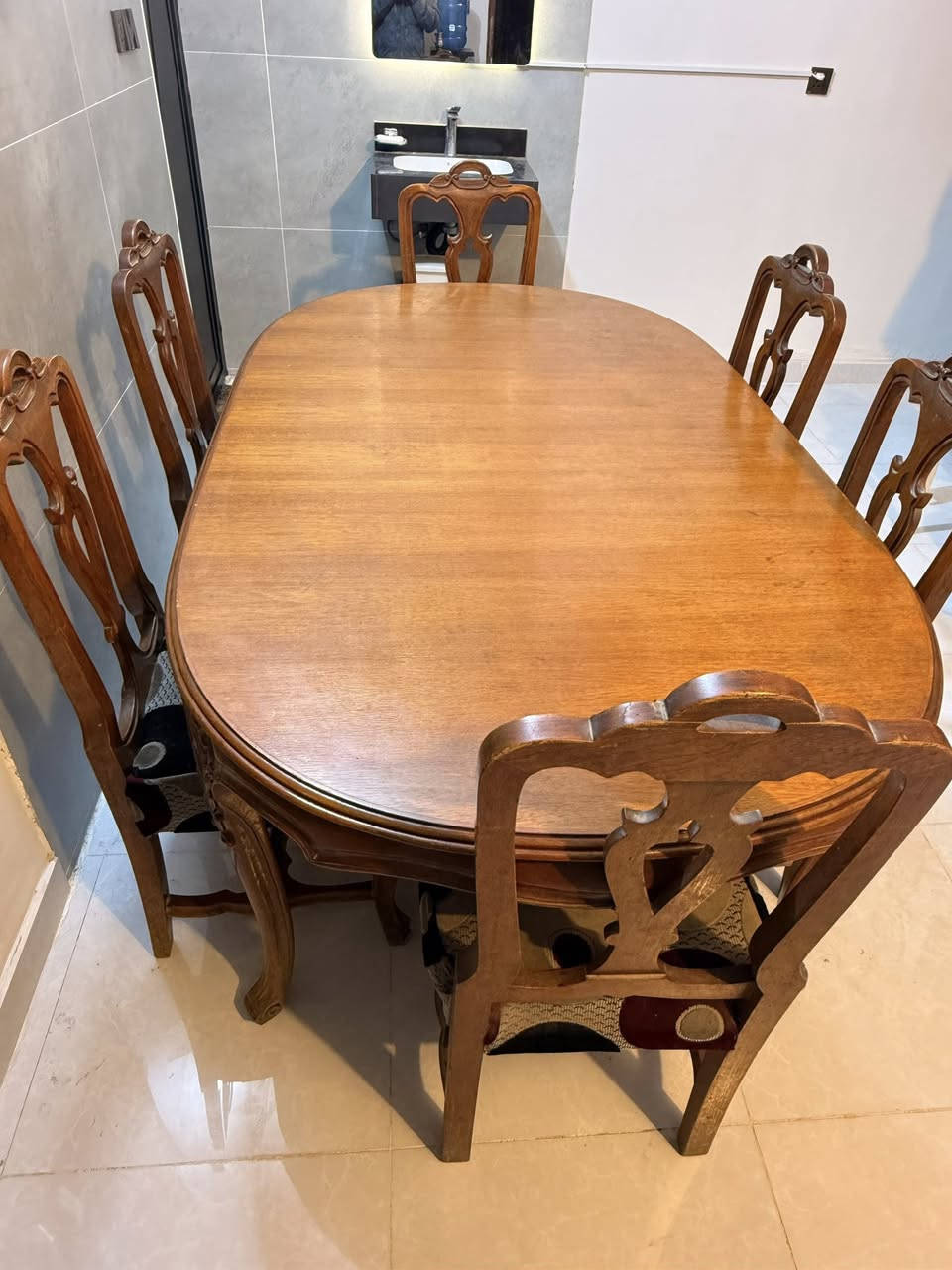 ميز طعام للبيع يحتوي ع 6 كراسي
نوع الخشب بورمي 
سعرة 350 الف
بغداد الحسينية 
***********

