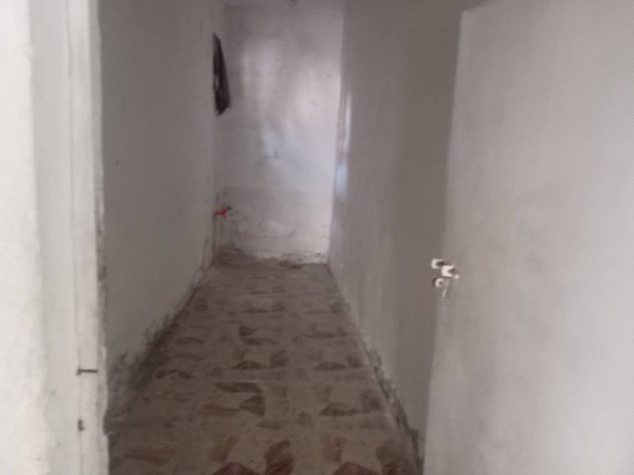 الإيجار مشتمل حي الحكيم   مساحته ١٠٠ غرفتين نوم وهول  مطبخ استقبال بشارع اسواق البركه ويبعد عني الشارع ٣٥٠ متر الاتصال واتساب ***********
