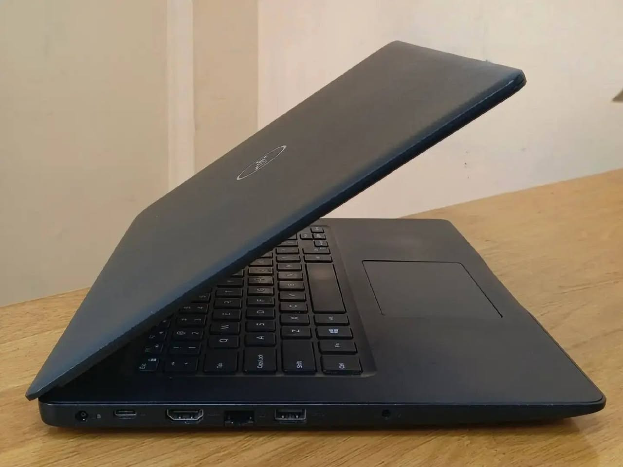 لابتوب Dell Latitude 3490
جهاز عملي يخدمك بالدوام والدراسة بدون تعب 💼
اختيار مناسب إذا تريد لابتوب اعتمادي بسعر اقتصادي 🔥
🔹 المعالج: Core i5 الجيل السابع فئة U
أداء ممتاز للاستخدام اليومي، برامج الأوفيس، والمهام الدراسية
🔹 الرام: 8GB
سلاسة بالتصفح وفتح أكثر من برنامج بنفس الوقت
🔹 الهارد: 256GB SSD
سرعة إقلاع وتشغيل برامج أسرع من الهارد العادي
🔹 الشاشة: 14.1 إنش
حجم مناسب للحمل والتنقل
🔹 كرت الشاشة الداخلي 4GB
🎯 الاستخدامات:
✔️ طلاب المدارس والجامعات
✔️ برامج الأوفيس والمحاسبة
✔️ التصفح والعمل أونلاين
✔️ مشاهدة الأفلام والعمل المكتبي
🎁 الهدايا:
✔️ حقيبة
✔️ الشاحن الأصلي
🛡️ الضمانات:
✔️ فحص كامل قبل الإرسال
✔️ فحص كامل قبل الدفع والاستلام
✔️ ضمان 7 أيام استبدال عند وجود خلل مصنعي
✔️ جاهز للاستخدام المباشر
📍 الموقع: بغداد الأمين الثانية
💰 السعر: 250,000 دينار عراقي فقط
📲 للتواصل واتساب ***********
