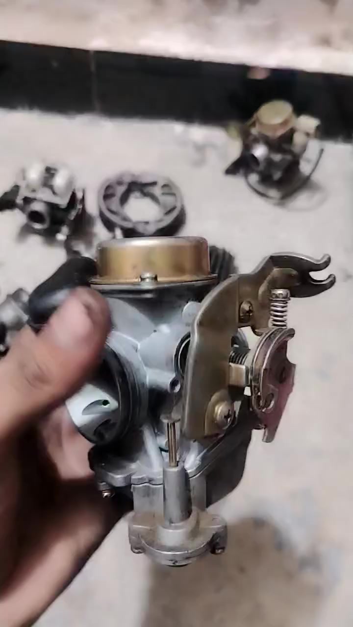 السلام عليكم
شاصي سكنس نثيه كامل من كلشي كهربائيات كلها شغاله وعقل
 نقصه بس مكينه
وعندي كابريترات العدد 4 بيهن 2 بلاديات واحد ما مصوره  
وكتف شحن بلادي
وفاكيوم
وبنز بريك خلفي
قيم واخذ بل يرضي الله رقمي *********** واتساب فقط مكاني بغداد الحبيبيه
