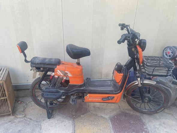 السلام عليكم دراجة شحن للبيع مبدلة عقل+ عطلها ملف فقط كهربائيات كلها شغالة كدامكم بالفيديو سعر ١٥٠ بيها مجال بسيط 
تواصل ***********
