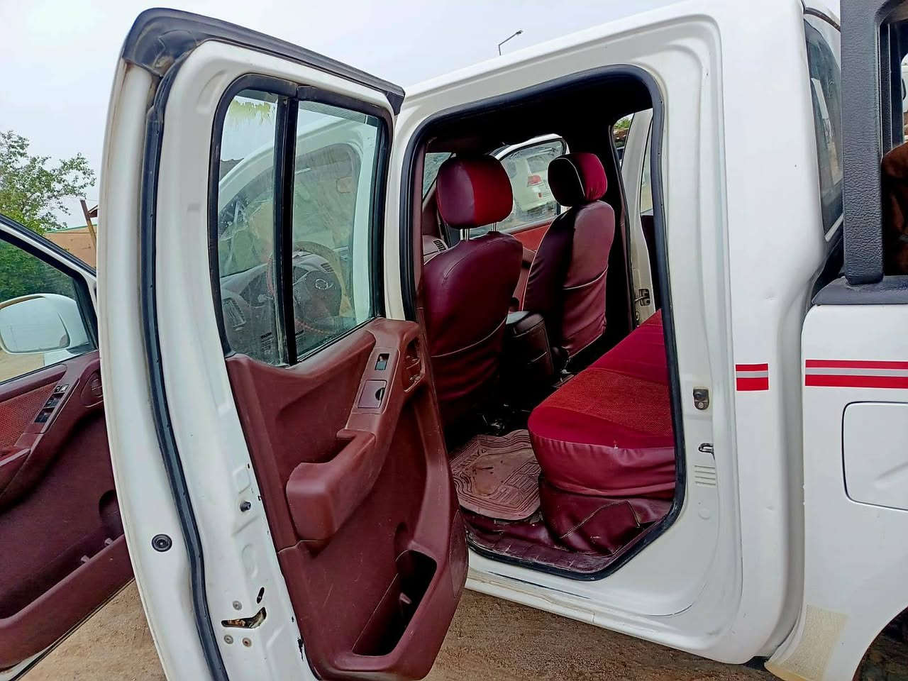 السلام عليكم للبيع نيسان نيفارا مديل ٢٠١٢ اوتماتيك رقم بصره تحويل مكفوله من الضربه والفتح والتبديل محرك مجفت مضبوط حداده جديده تخم تاير جديد تبريد شغال بيها بارد مأشر بالصوره السعر المطلوب ١٠٥ ورقه بيها مجال العنوان البصره قضاء الهوير للاتصال  ***********    +9647707398515
