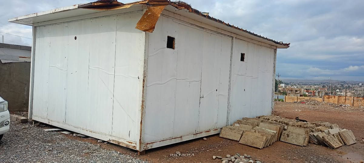 كرفان للبيع الطول سبعه متر وعرض خمسه متر يتكون من غرفتين متكامل فقط نقص ابواب وربيه ضد الشعر الصفاح والصقف السعر الخاص او التصال بي ***********
