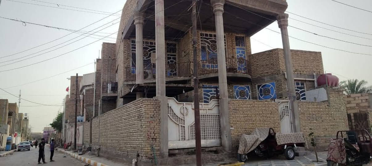 السلام عليكم
بيت طابو صرف للبيع ركن طابقين المساحه 250م 
الدور الأول متكون من غرفتين وصالتين واستقبال ومطبخ كبير ومجمع صحي متكامل داخل وخارج مع گراج وترك بكُل الجوانب 
الدور الثاني متكون من اربع غرف وصاله كبيرة جداً وحمام مشترك وسطحين 
الموقع // گرمة بني سعيد _ شارع ابو اثير المضمد قرب السوق
للأستفسار//***********
