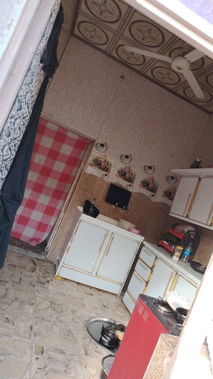 للبيع مساحه 140م يتكون من غرفتين وصاله ومطبخ وصحيات داخله وخارجيه ومكشوفه ومكان لاستقبال مامبني بناء ابلوك تجعيب طابوك السكف عكاده شيلمان السطح مطبك فرشي العنوان شارع المطار الجديد شارع الحوزه قريب علشارع سعره 40قفل بدون عمله للستفسار اتصل ***********مكتب بركات الصدرين للعقار شارع الحوزه
