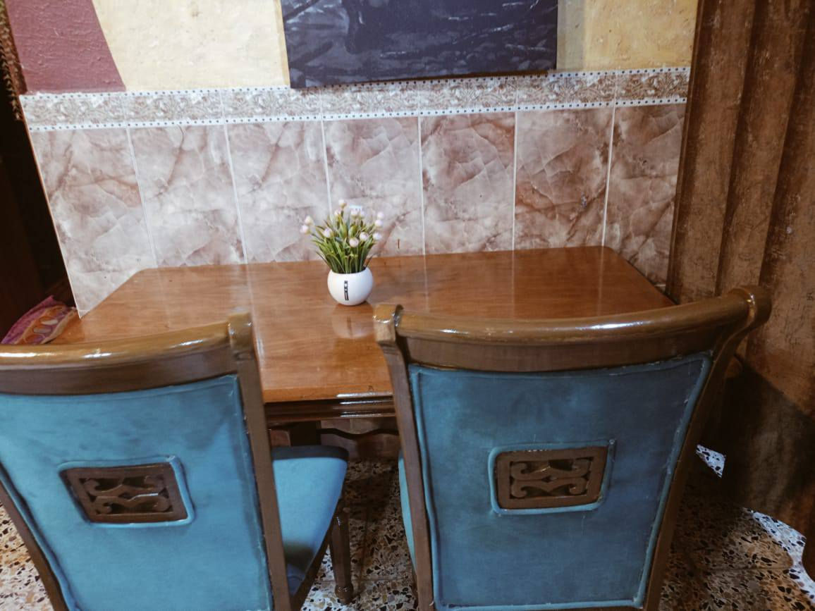 ميز طعام مع كرسين السعر 250 العنوان شط العرب ***********
